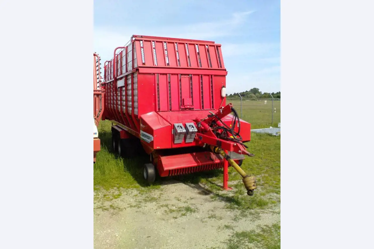 Vagões de carga em bom estado de conservação-1