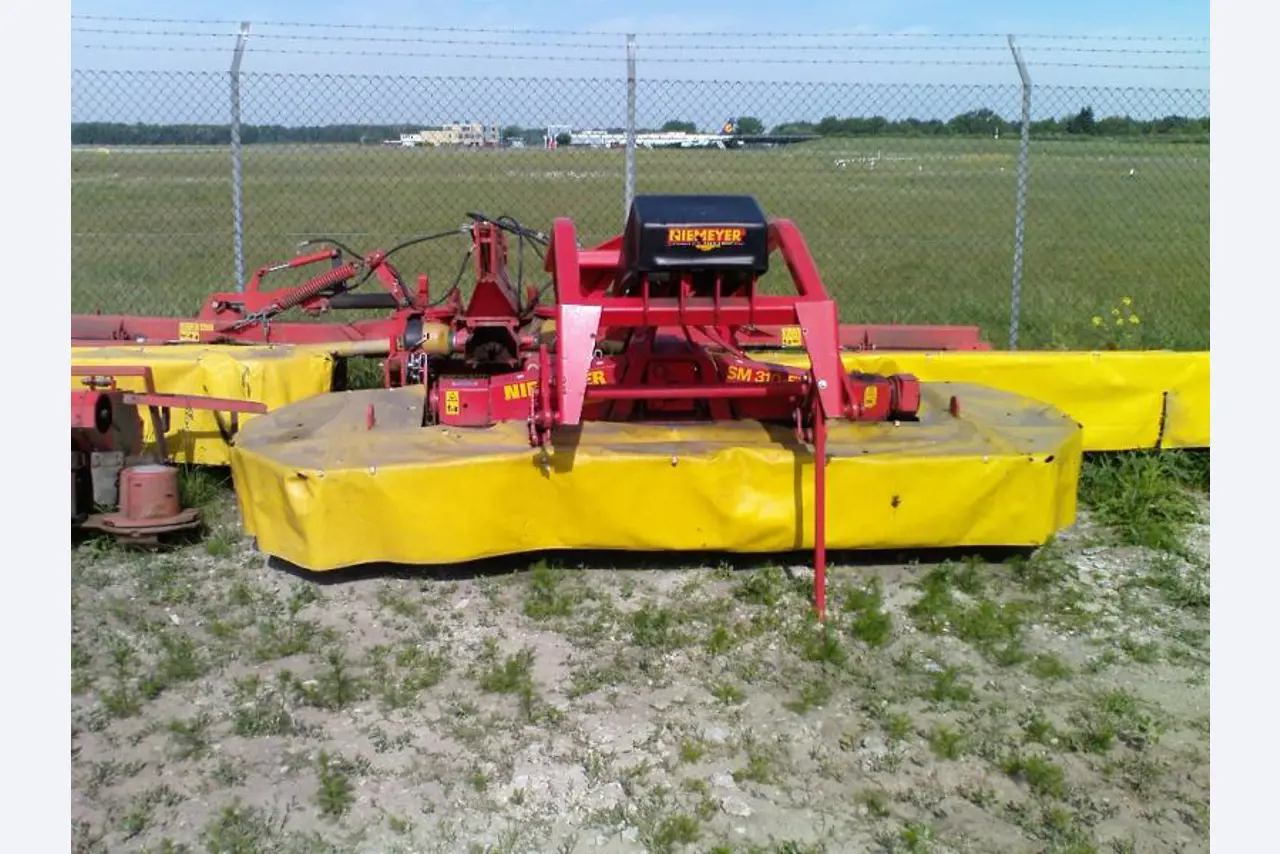 Vagões de carga em bom estado de conservação-2