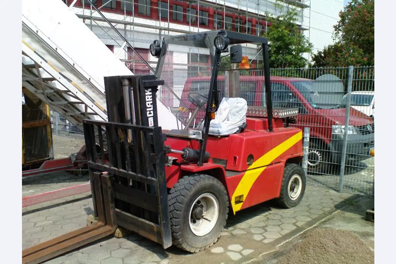 Vagões de carga em bom estado de conservação-6