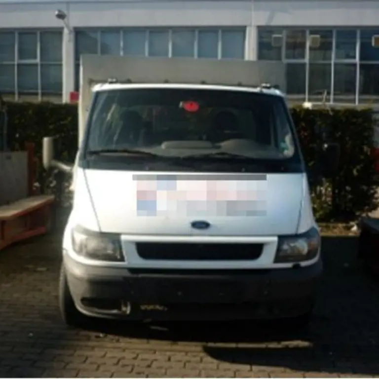 Ploščad Ford Transit s ponjavo in loki Ford