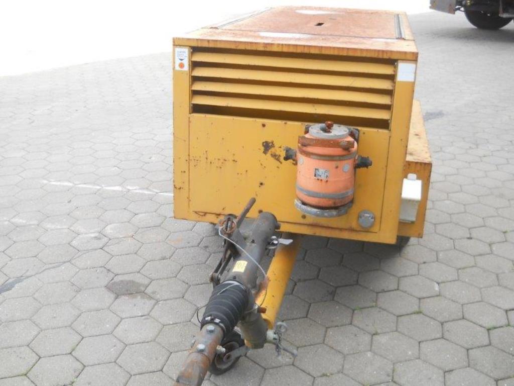 two well maintained ground handling de-icers-4