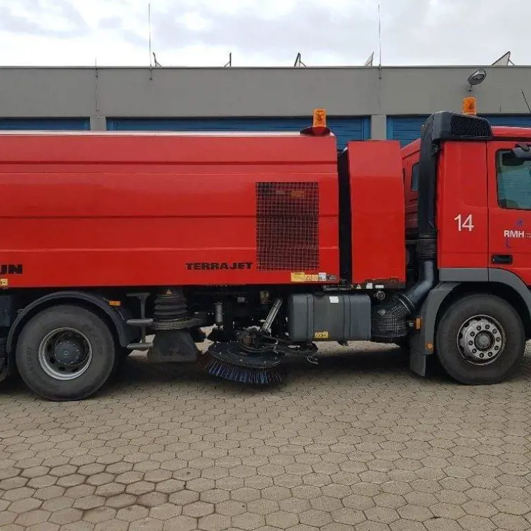 Airfield - sweeper/ truck Daimler Chrysler/ Faun Actros/ Terrajet