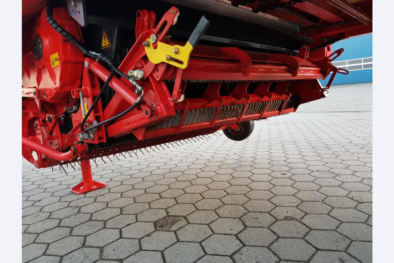 two well maintained ground handling de-icers-12