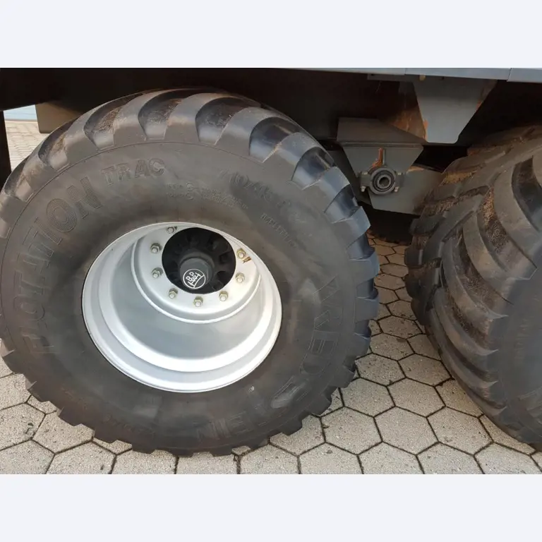 two well maintained ground handling de-icers-4