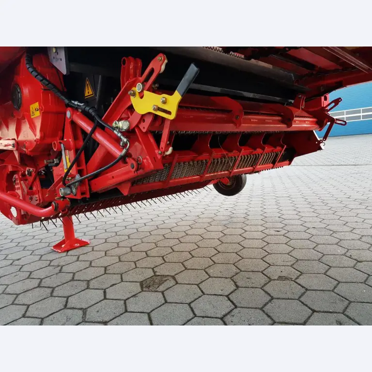 two well maintained ground handling de-icers-10