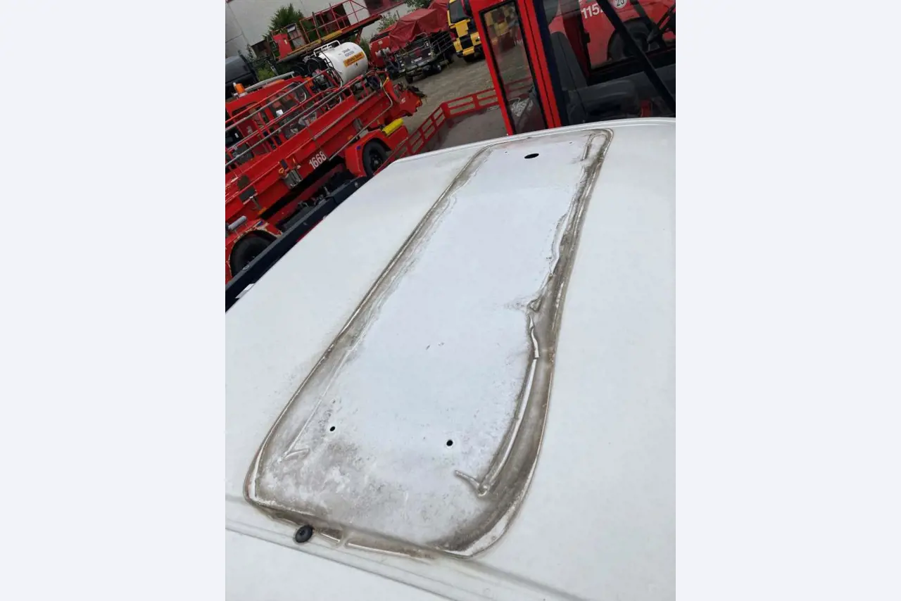 Landbouwuitrusting uit de luchthavenomgeving-24