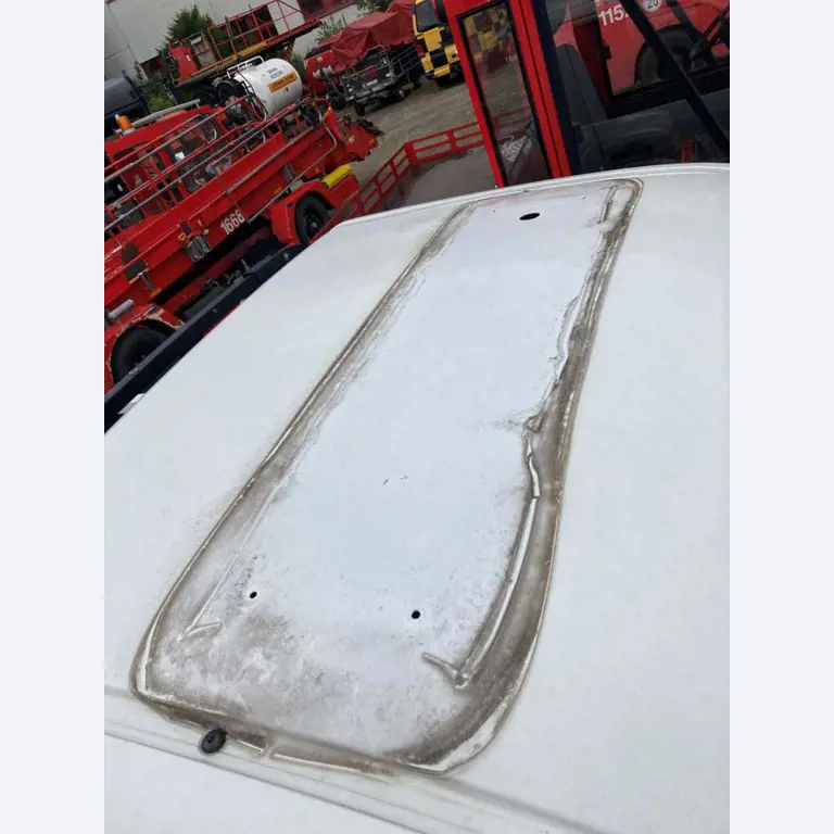 Landbouwuitrusting uit de luchthavenomgeving-24