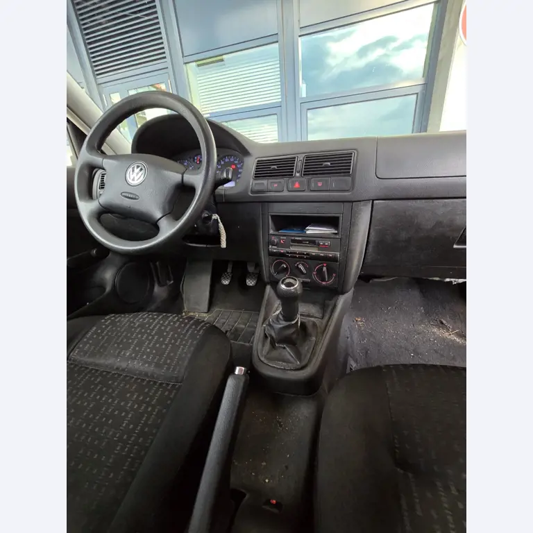 Landbouwuitrusting uit de luchthavenomgeving-1