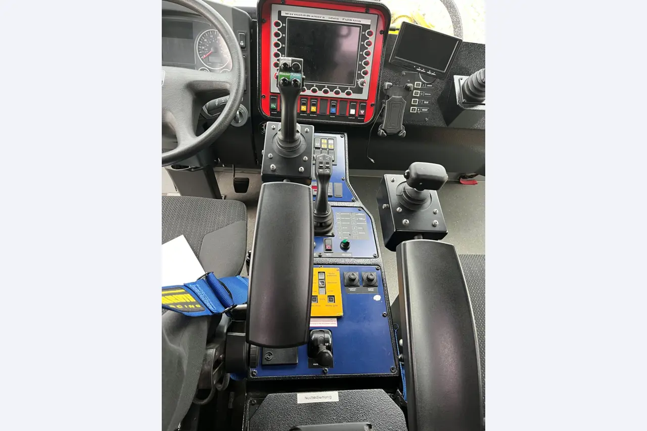 High-quality fire engines from Hamburg Airport-7