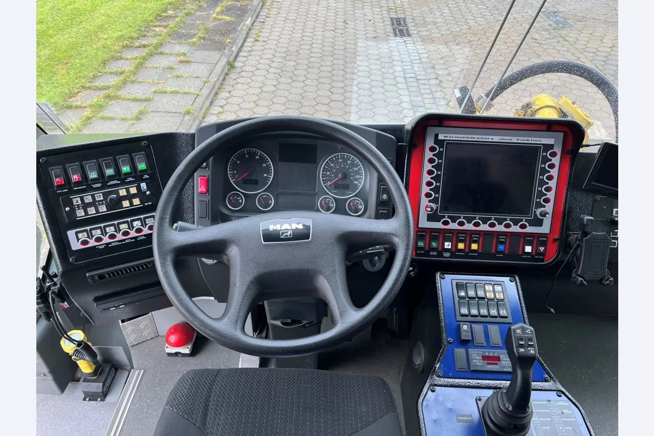 High-quality fire engines from Hamburg Airport-8