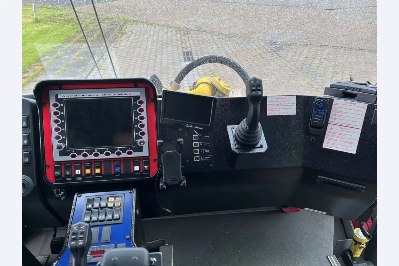 High-quality fire engines from Hamburg Airport-9