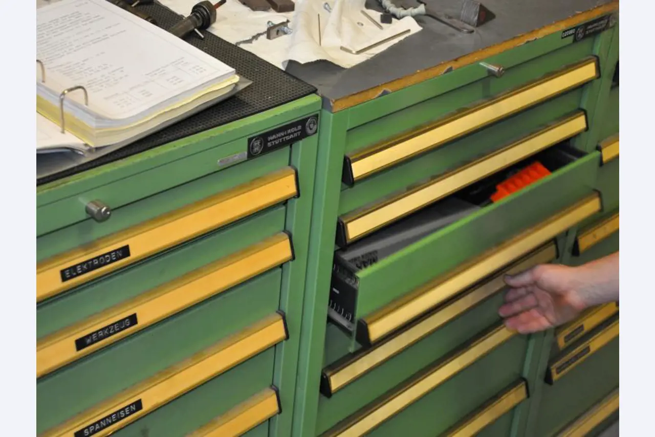 engineering and toolmaking equipment -10