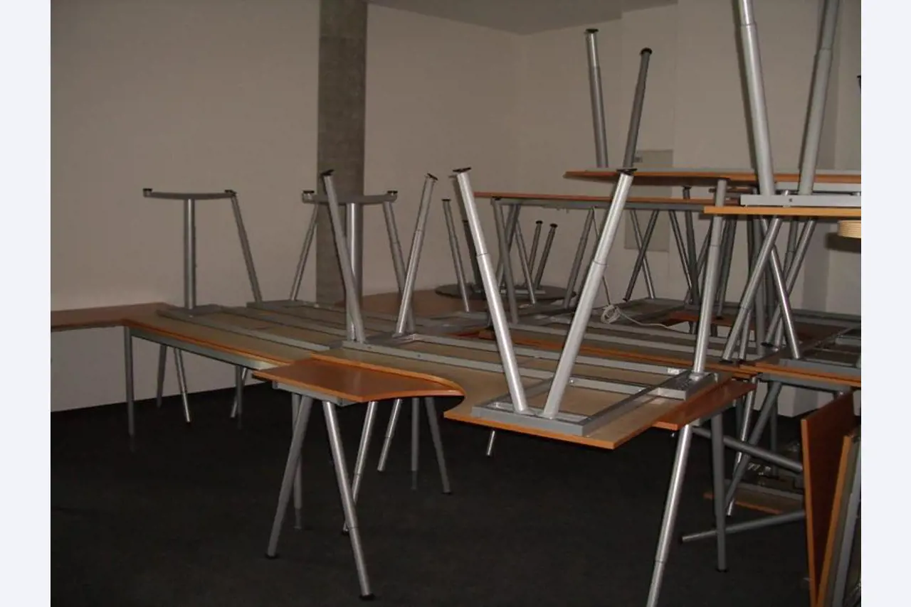 1 lot office furniture-10