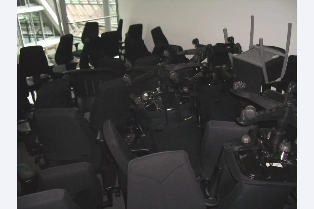 1 lot office furniture-29