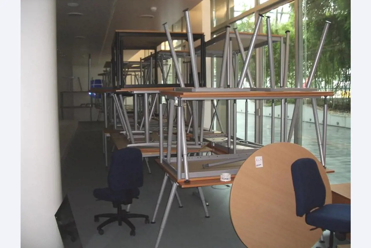 1 lot office furniture-3