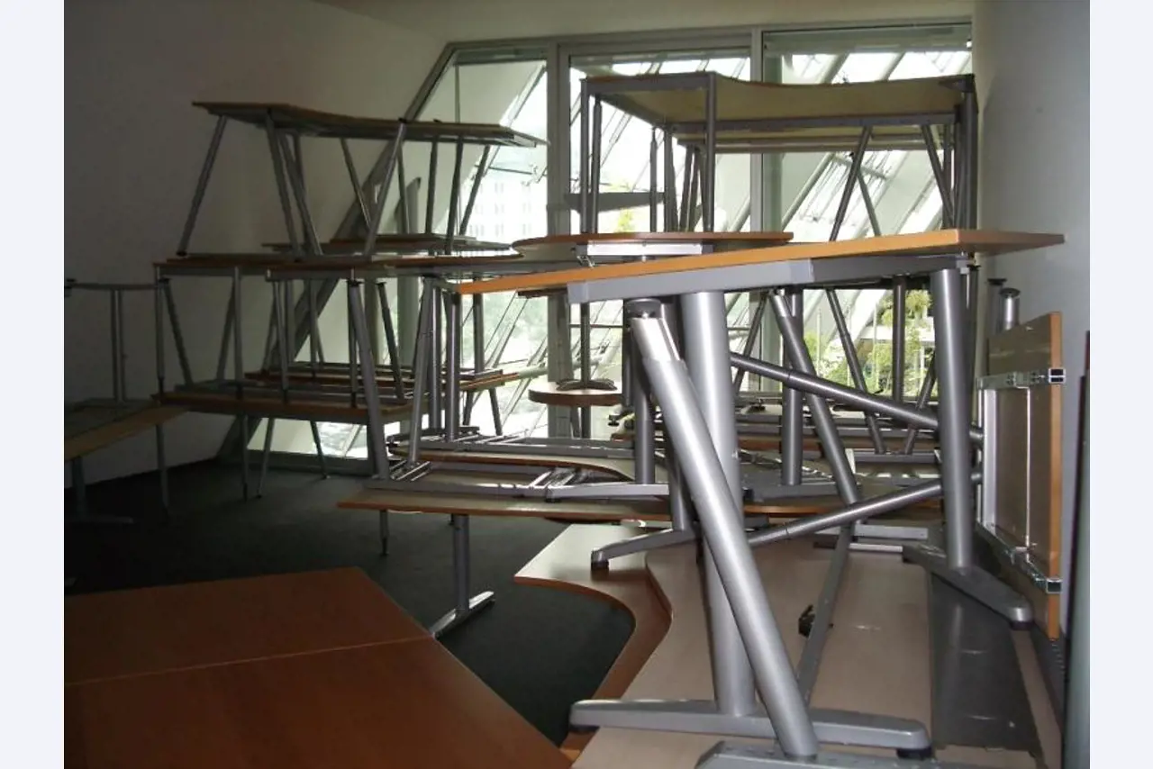 1 lot office furniture-38