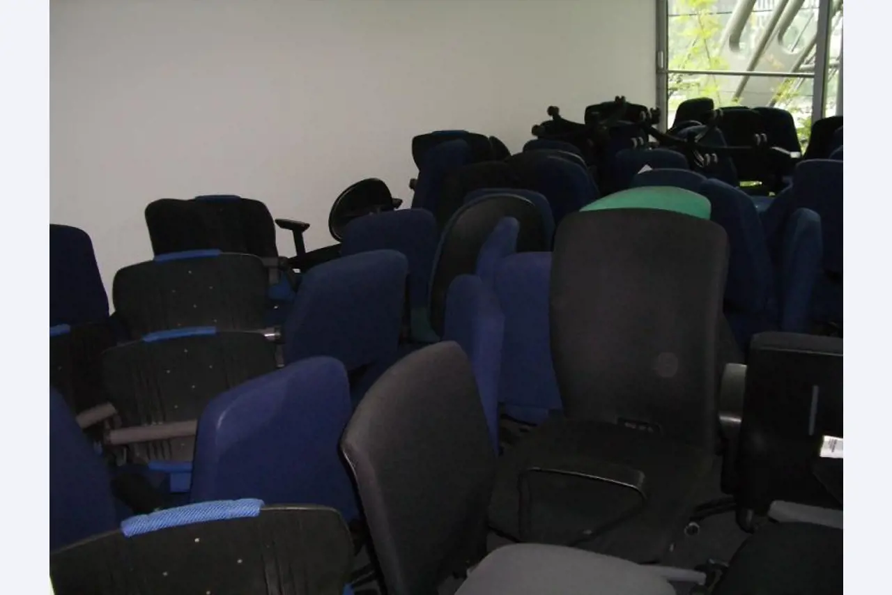 1 lot office furniture-40