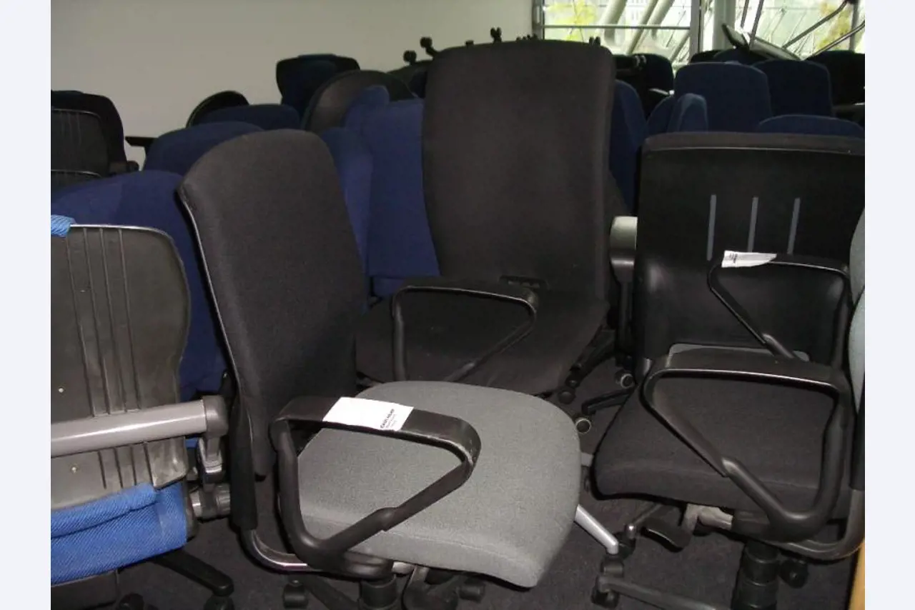 1 lot office furniture-41