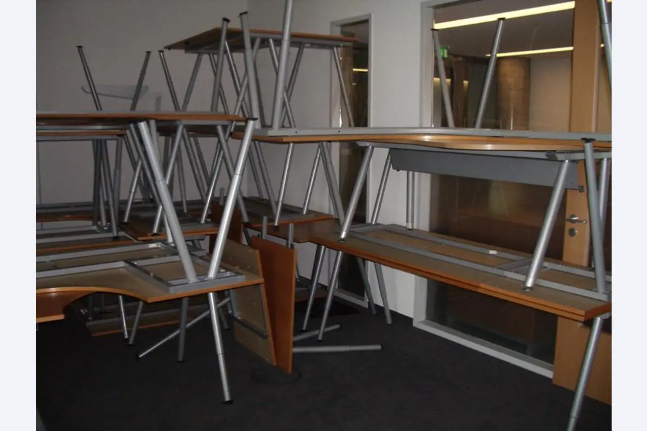 1 lot office furniture-9