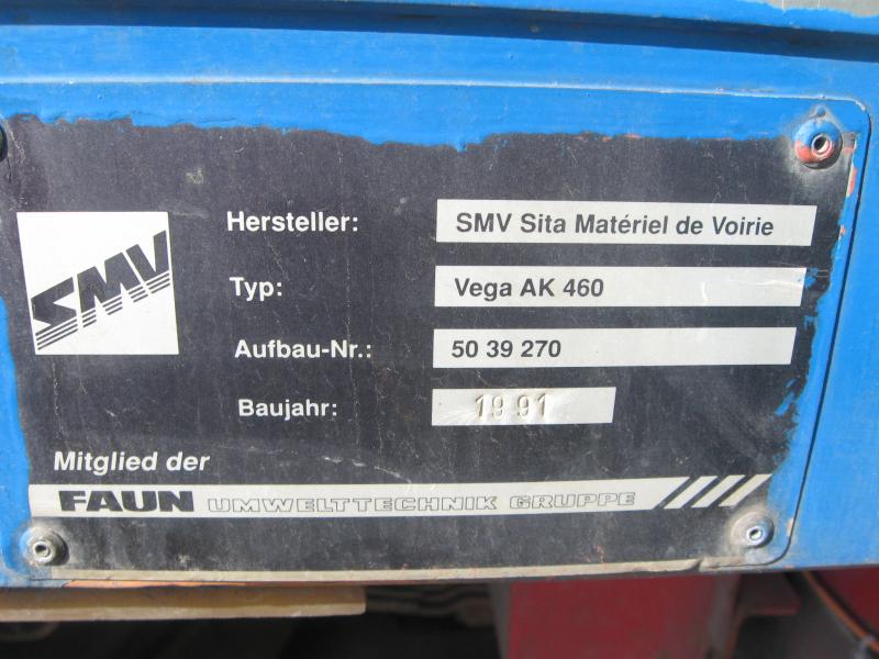 Road sweeping trucks-2