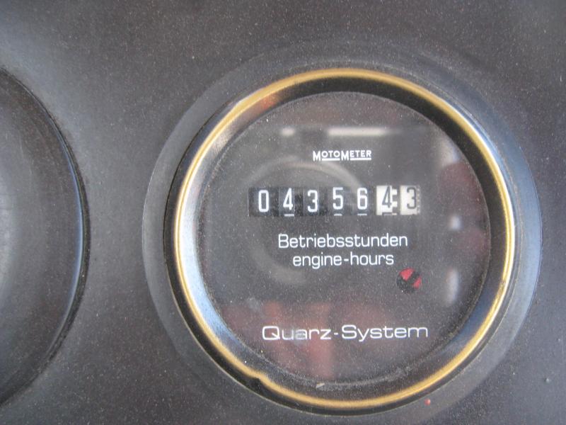 Road sweeping trucks-10