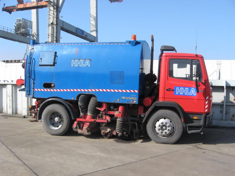 Road sweeping trucks-1
