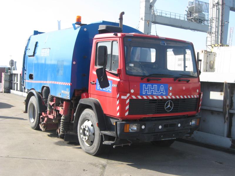 Road sweeping trucks-3