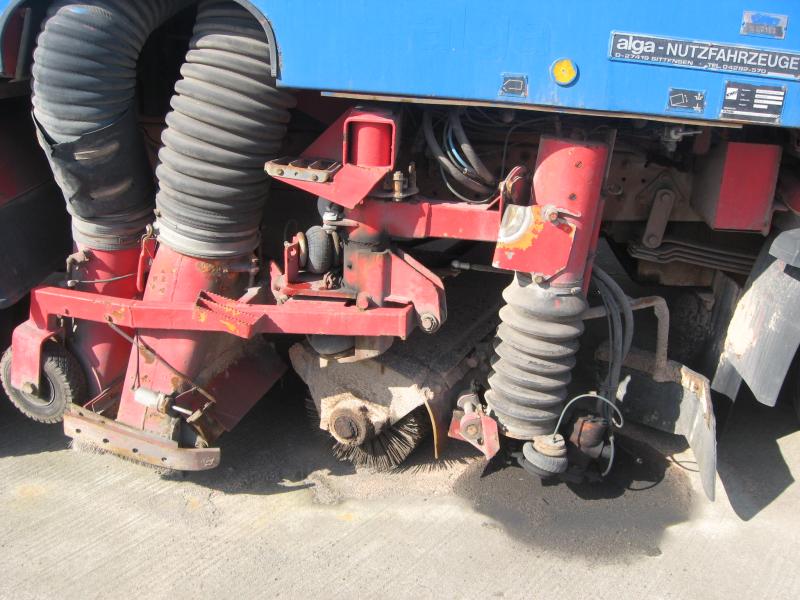 Road sweeping trucks-5
