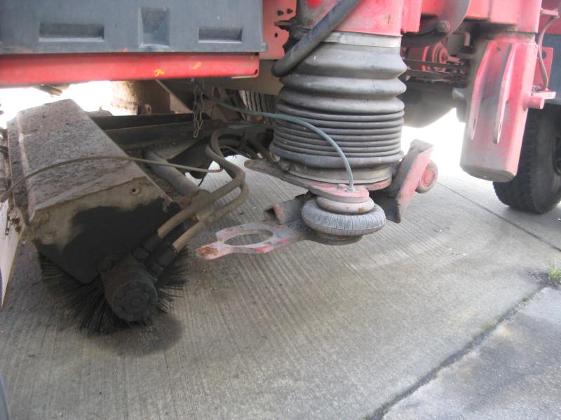 Road sweeping trucks-6