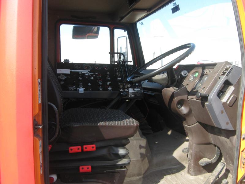 Road sweeping trucks-7