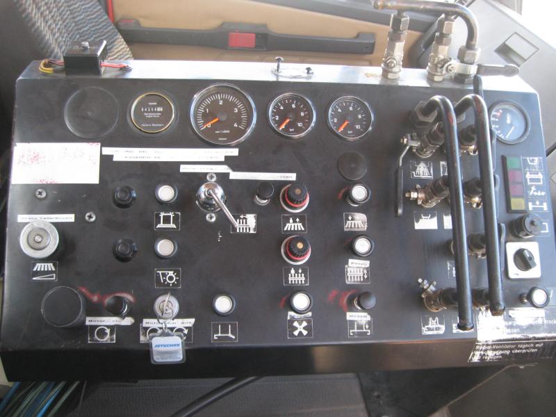 Road sweeping trucks-8