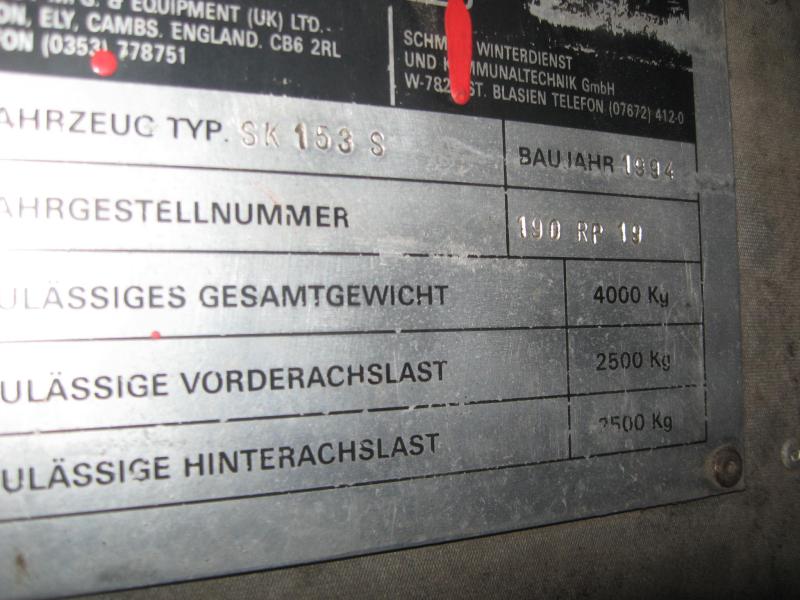 Road sweeping trucks-2