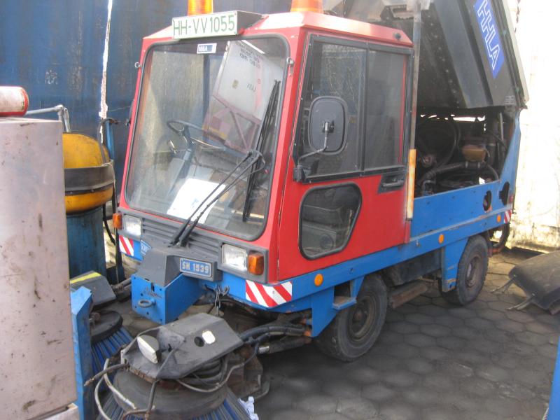 Road sweeping trucks-1