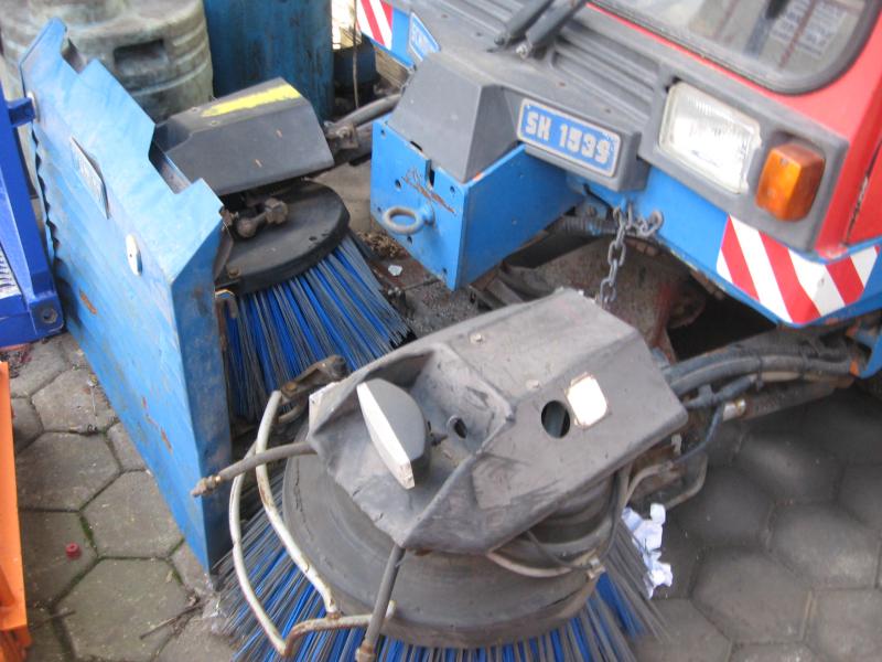 Road sweeping trucks-3