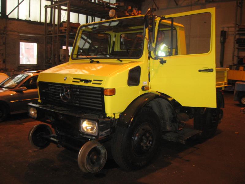 locomotive robots and Unimog with<br>two-way system-3