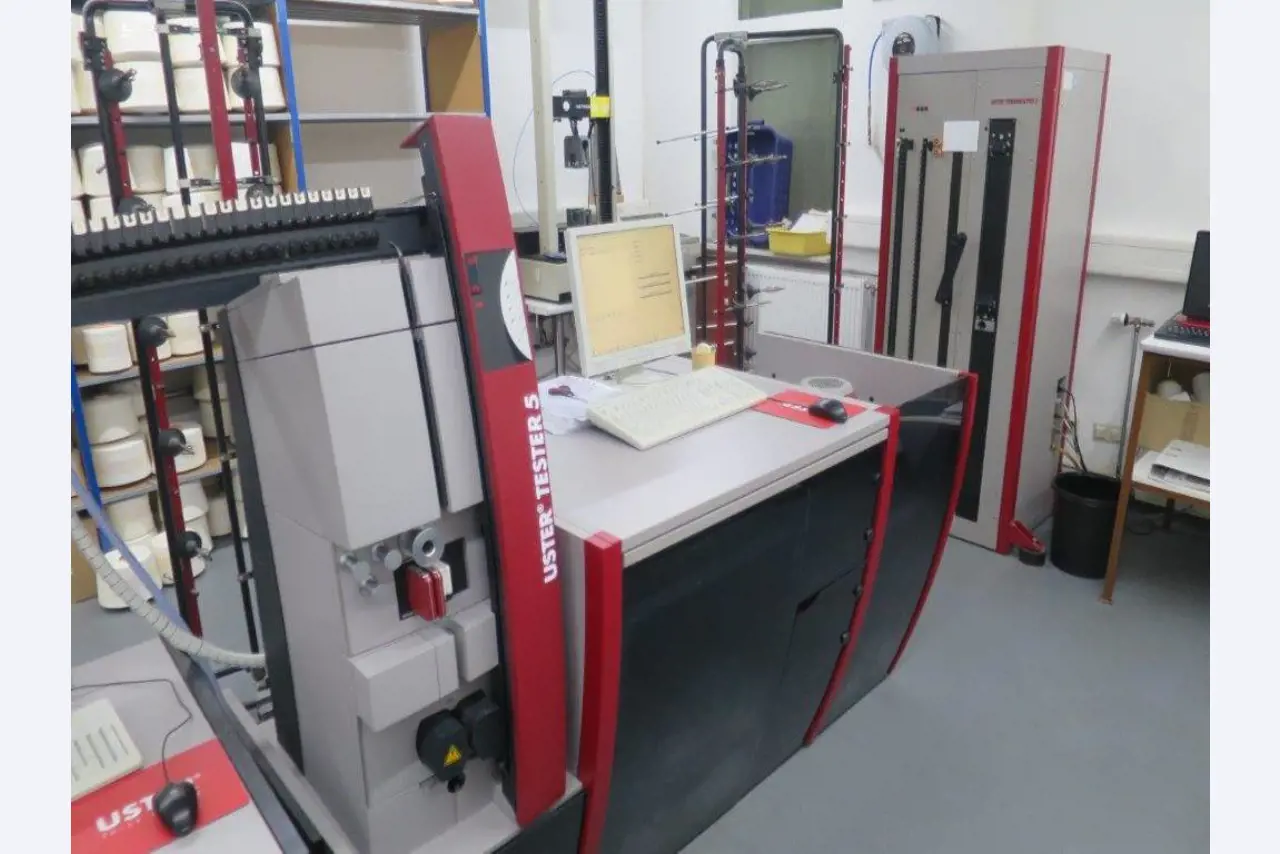 Máquinas dos sectores da fiação, tecelagem e tinturaria - Localização 79787 Lauchringen-1