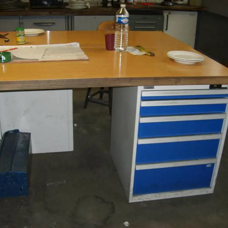 2 work benches Garant