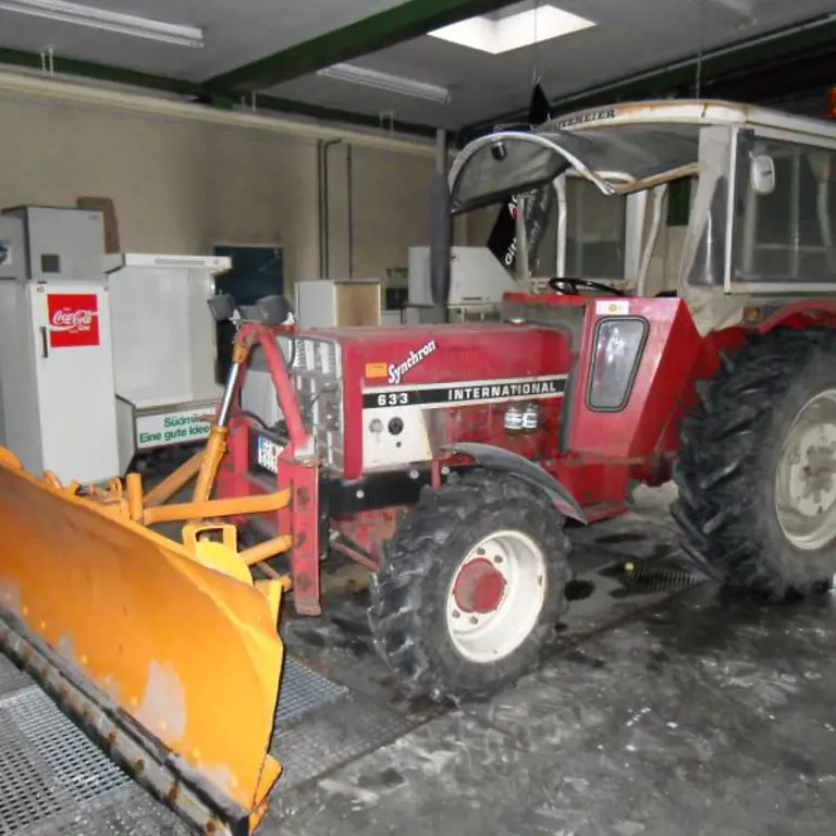 farm tractor International 633 Syncro