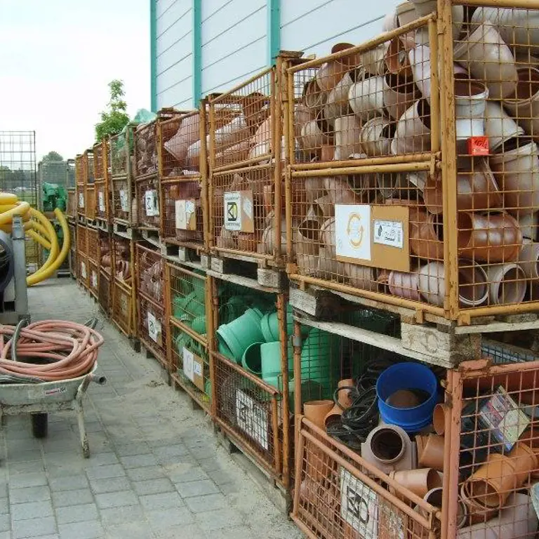 22 pallet cages  with drain + wastewater pipes