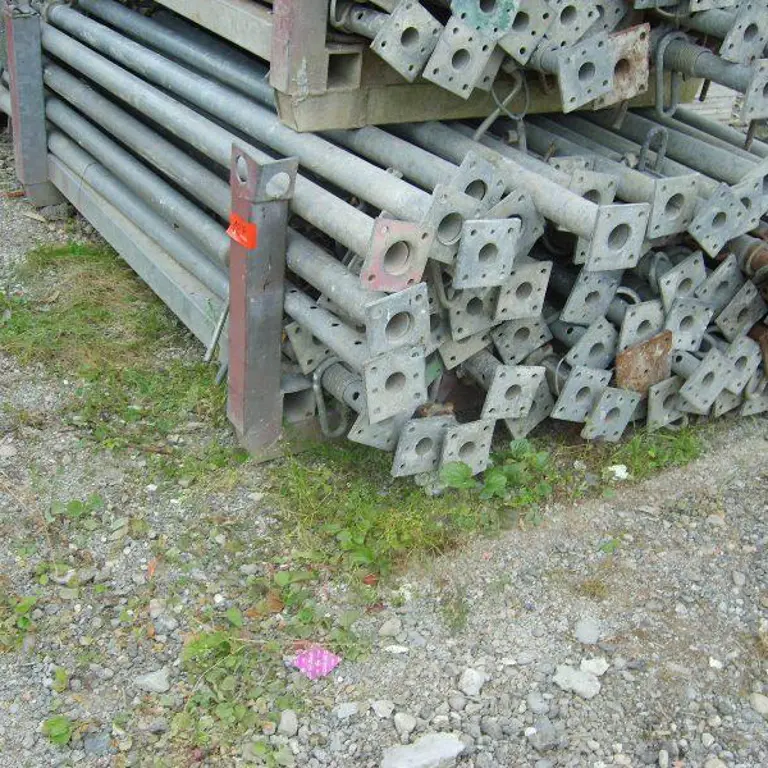 ca. 100 galvanized steel props Doka u.a.