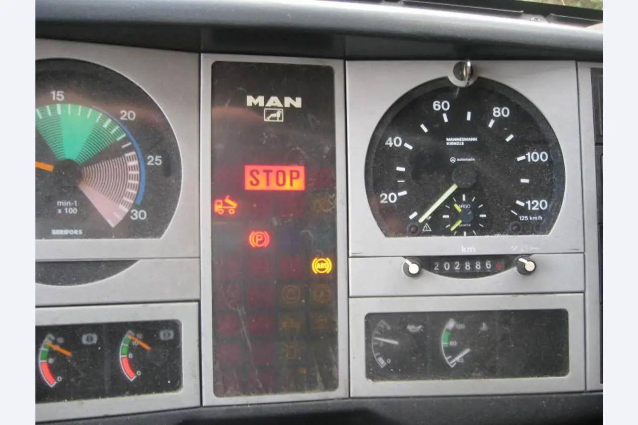 Barco de trabajo (barco de sondeo) "Deepenschriewer IV" <br>así como barcazas residenciales "WS 3"
-11