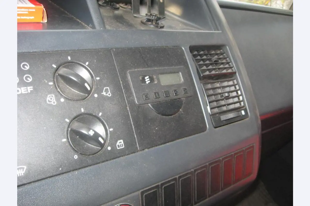 Barco de trabajo (barco de sondeo) "Deepenschriewer IV" <br>así como barcazas residenciales "WS 3"
-13