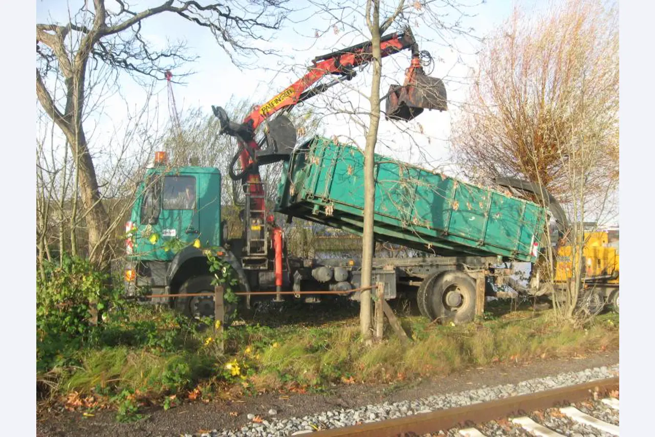 Barco de trabajo (barco de sondeo) "Deepenschriewer IV" <br>así como barcazas residenciales "WS 3"
-1