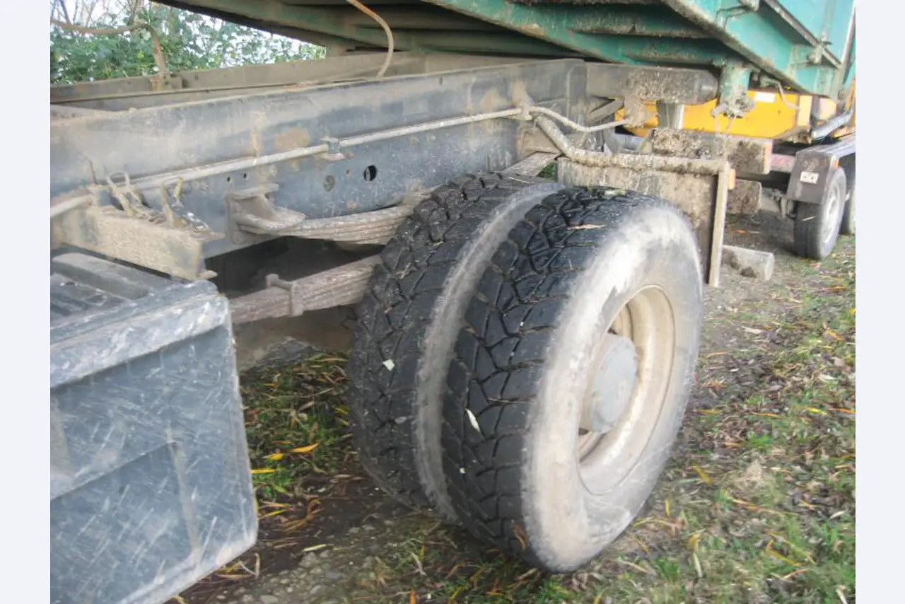 Barco de trabajo (barco de sondeo) "Deepenschriewer IV" <br>así como barcazas residenciales "WS 3"
-4