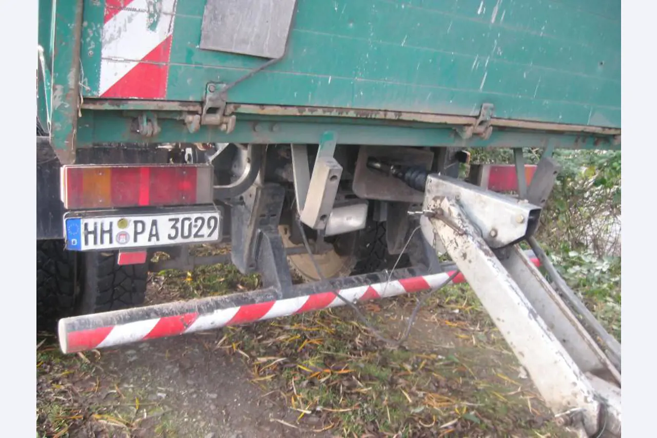 Barco de trabajo (barco de sondeo) "Deepenschriewer IV" <br>así como barcazas residenciales "WS 3"
-6