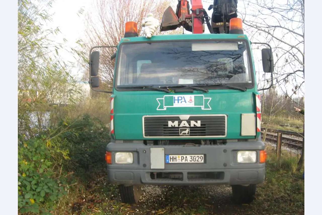 Barco de trabajo (barco de sondeo) "Deepenschriewer IV" <br>así como barcazas residenciales "WS 3"
-7