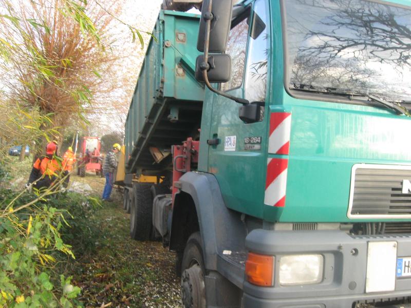 Bateau de travail (bateau-sonde) "Deepenschriewer IV&quot ; <br>ainsi que des barges d'habitation "WS 3&quot ;

-8