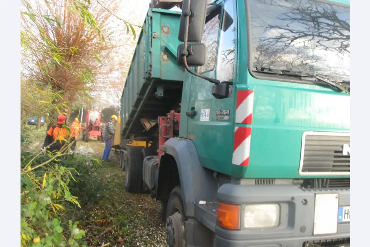 Barco de trabajo (barco de sondeo) "Deepenschriewer IV" <br>así como barcazas residenciales "WS 3"
-8