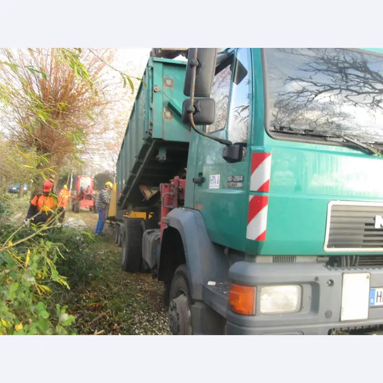 Barco de trabajo (barco de sondeo) "Deepenschriewer IV" <br>así como barcazas residenciales "WS 3"
-8