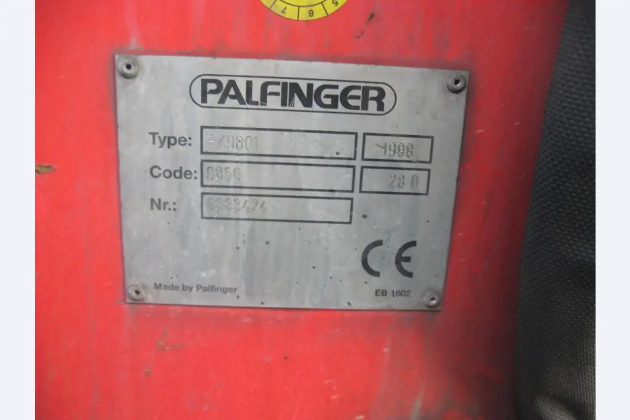 Barco de trabajo (barco de sondeo) "Deepenschriewer IV" <br>así como barcazas residenciales "WS 3"
-9